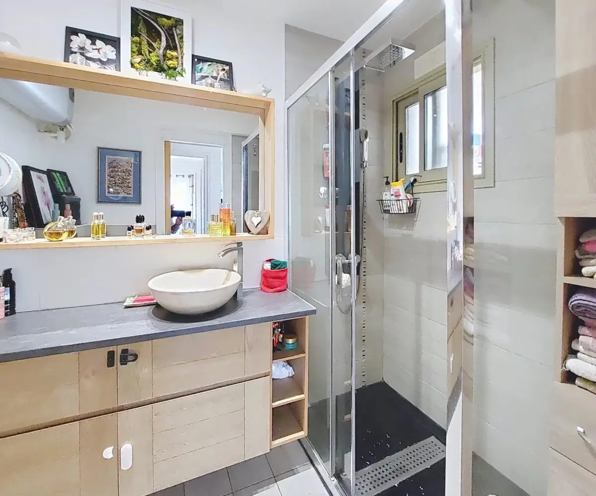 T2 RDC Moure Rouge Salle d eau