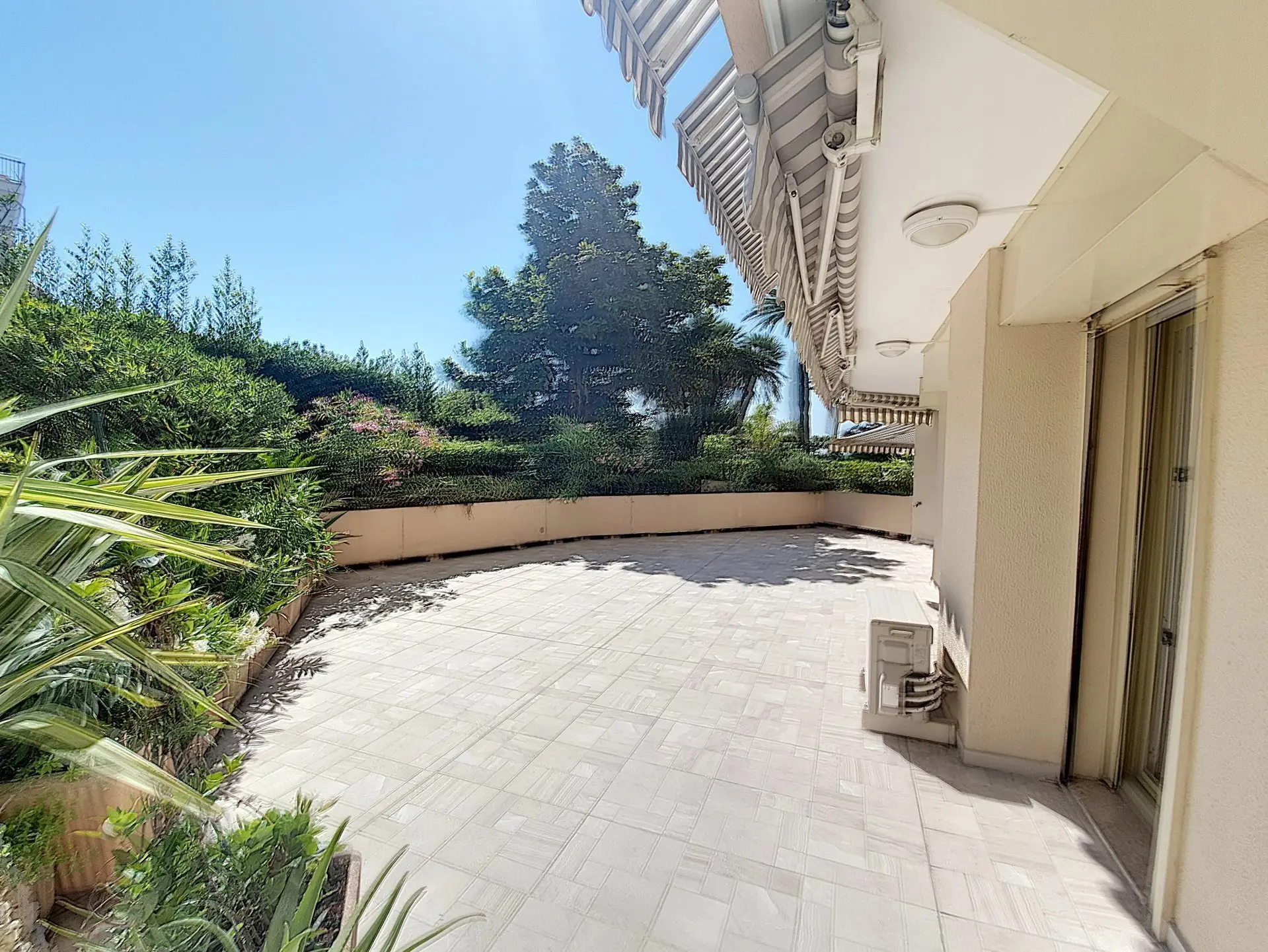 T2 RDJ Moure Rouge Terrasse ensoleillee