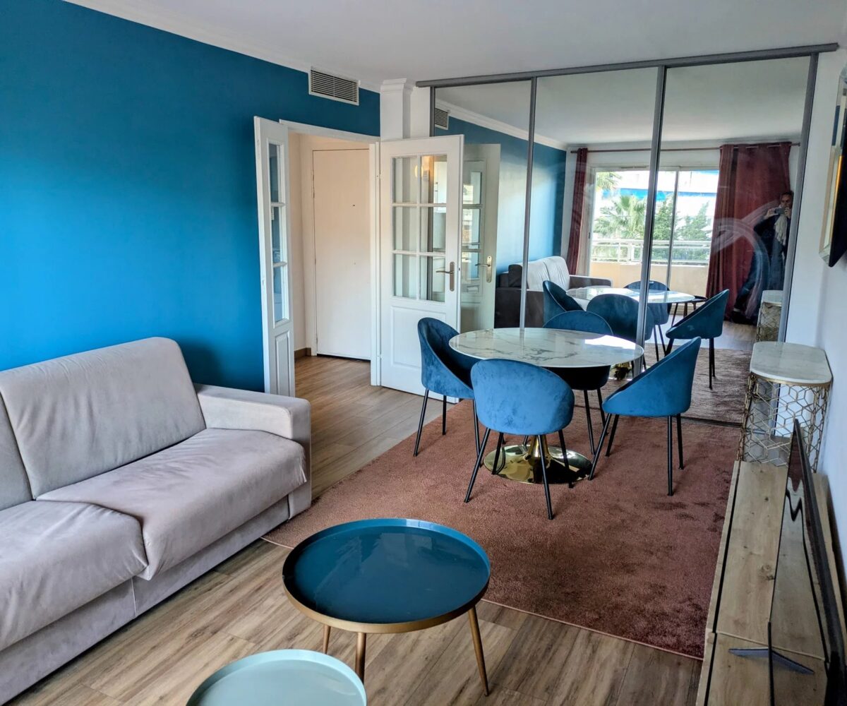 T2 Moure Rouge Salon