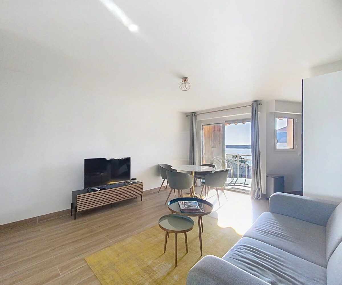 T3 MoureÌ Rouge Salon