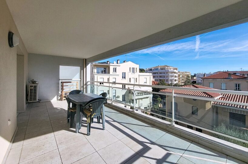 Listings 1 T3 proche Croisette Vue dégagee