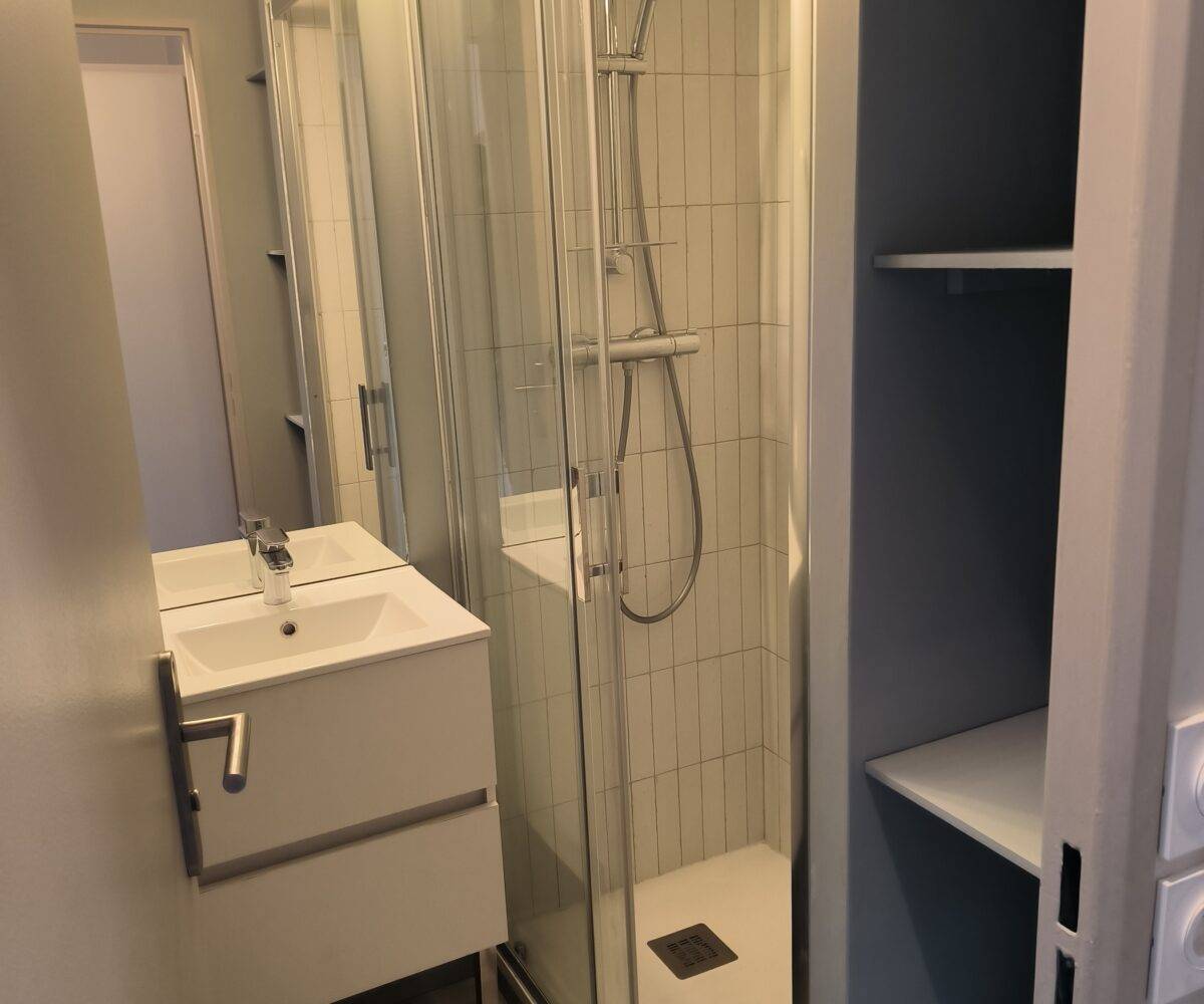 T1 RDC Croix Gardes Salle d'eau