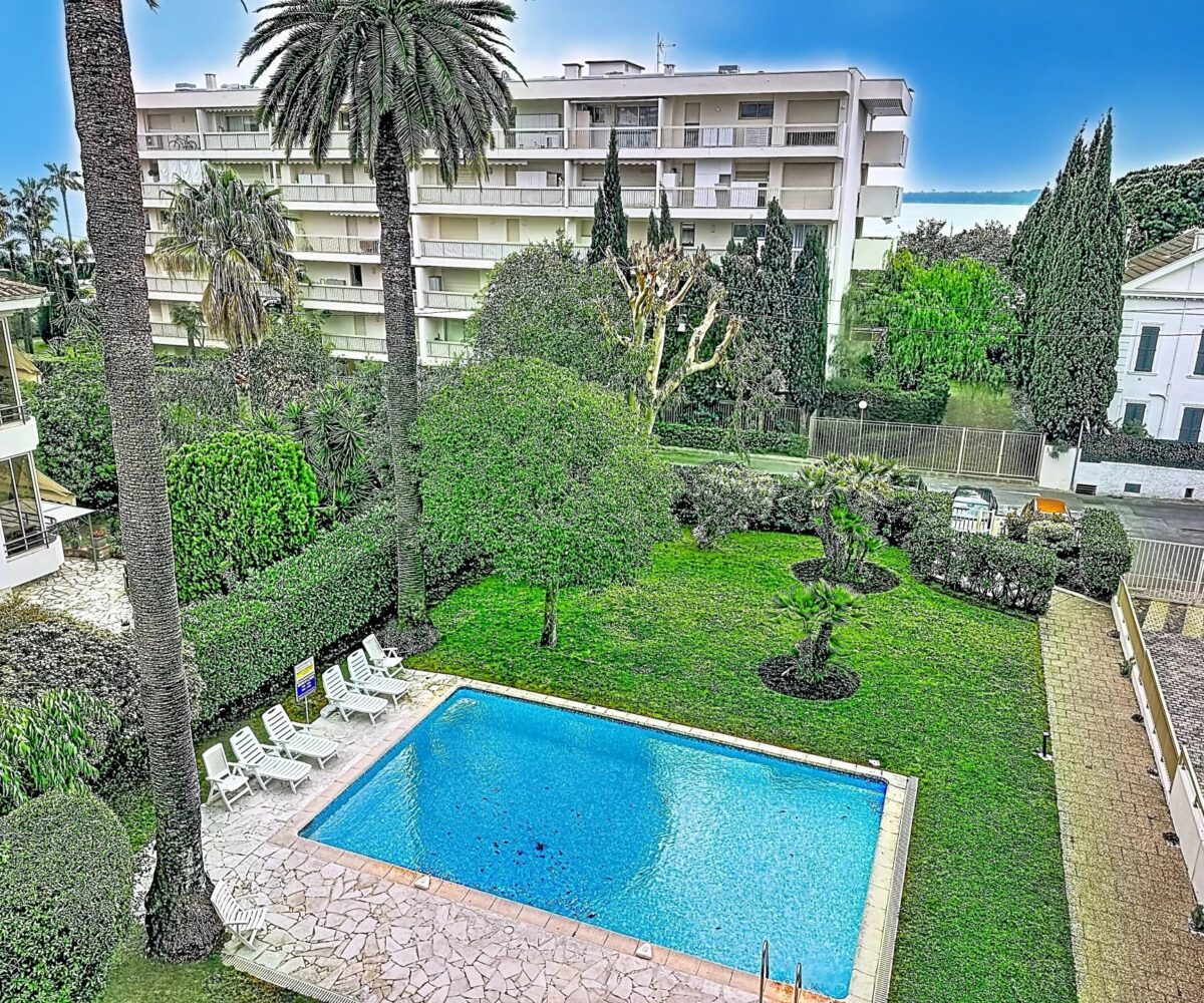 T4 Piscine Moure Rouge Vue piscine