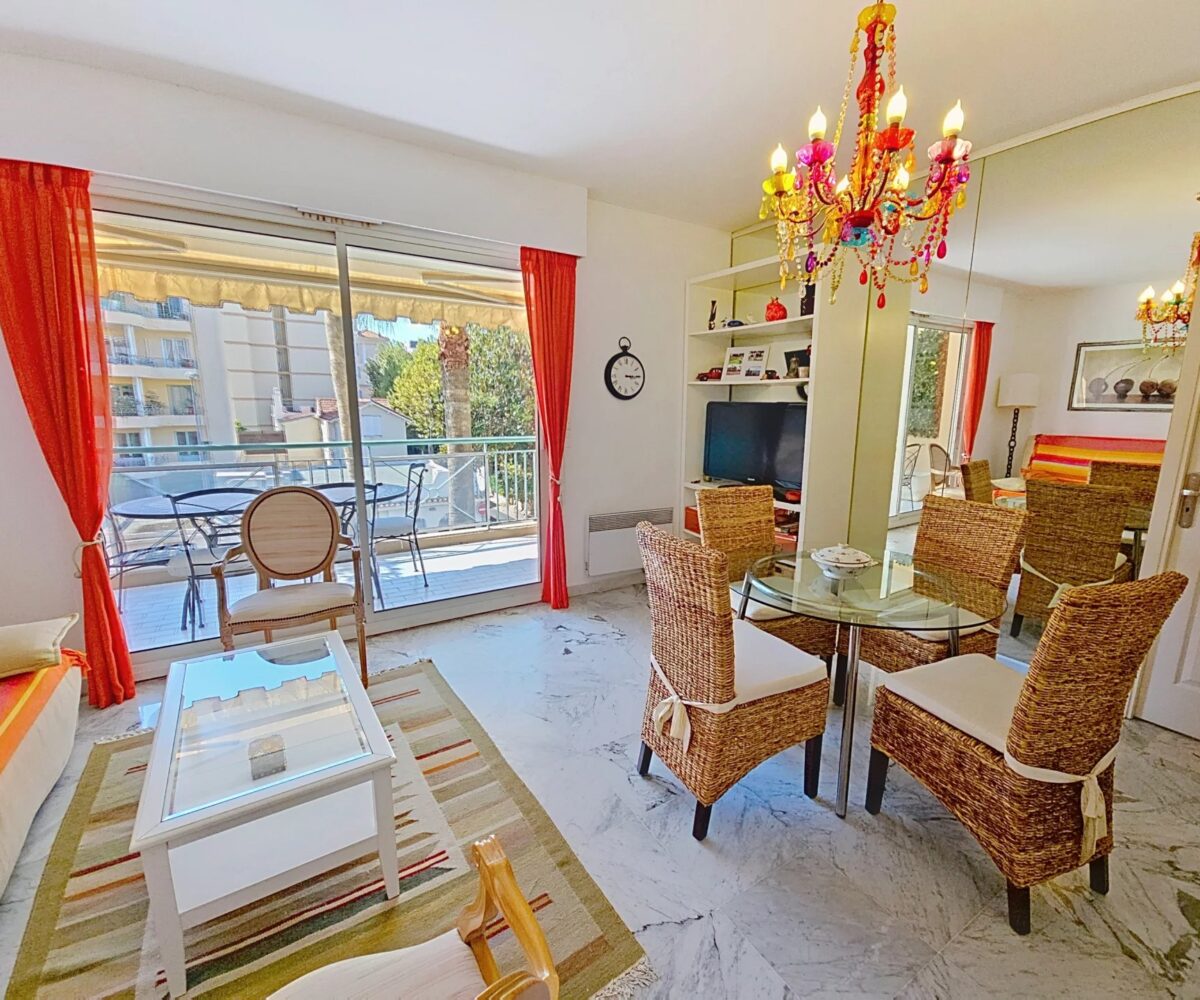 T2 Mouré Rouge Salon