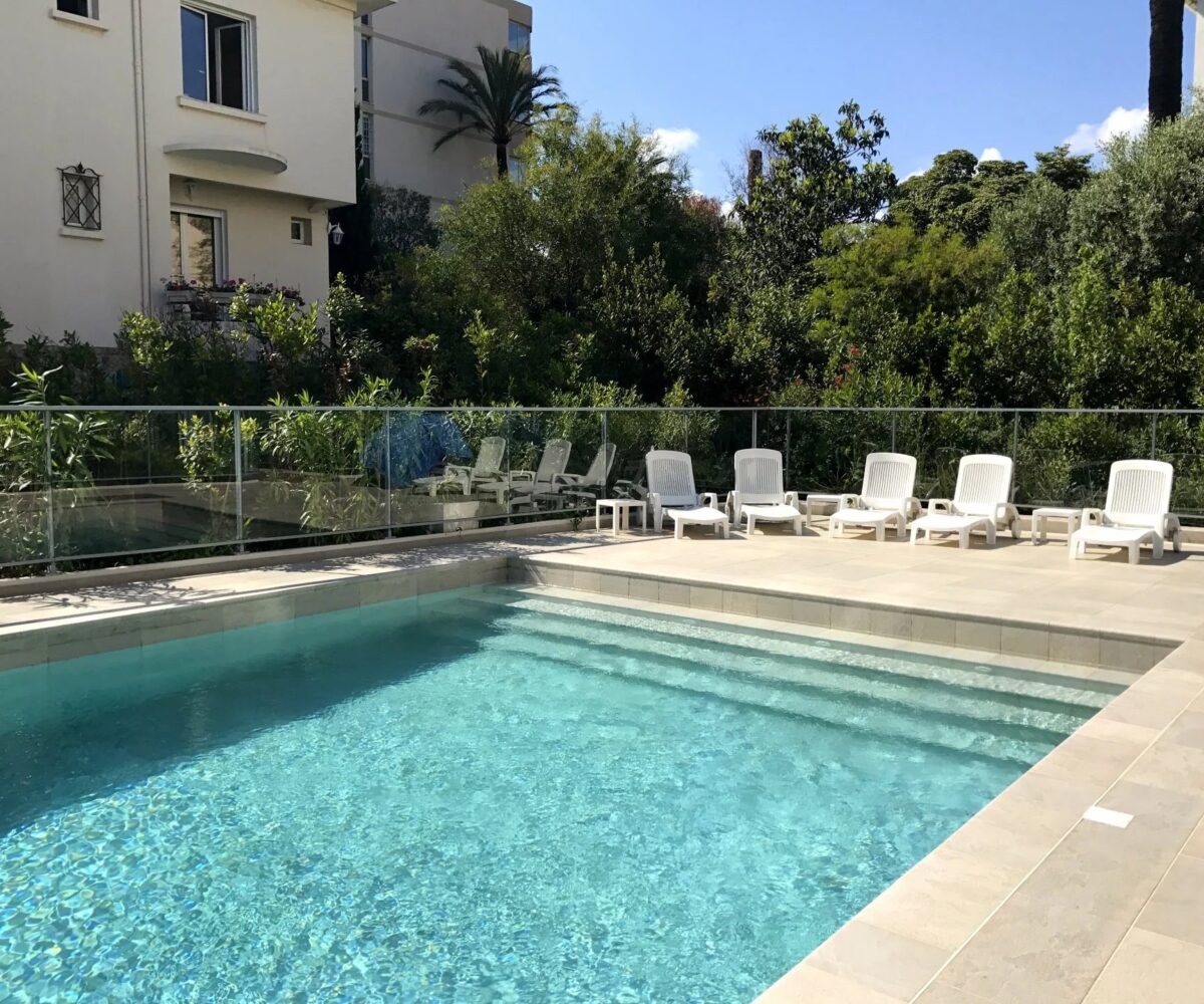 Studio Moure Rouge Piscine collective